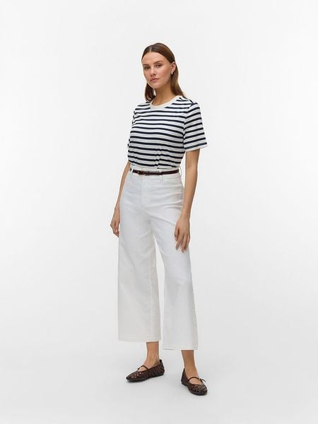 Vero Moda Koszulka w kolorze biało-granatowym rozmiar: M. Białe bluzki Vero Moda, m, bez wzorów, z bawełny, bez kołnierzyka, bez ramiączek. Za 59.95 zł.