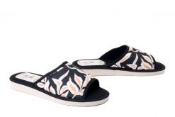 METEOR 018A Emilia czarny, kapcie damskie. Czarne obuwie domowe Meteor, bez wzorów, bez zapięcia. Za 40.80 zł.