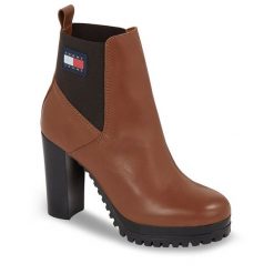 Botki Tommy Jeans. Brązowe botki Tommy Jeans, bez wzorów, z jeansu, bez obcasa, na słupku, bez zapięcia. Za 749.99 zł.