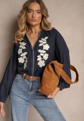 Granatowa Koszula z Bawełny o Kroju Oversize Ozdobiona Haftem w Kwiaty Felvesia. Niebieskie koszule Renee, l, bez wzorów, z bawełny, eleganckie, bez kołnierzyka, bez ramiączek. Za 89.99 zł.