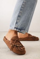 Brązowe Klapki VICES Mule Ozdobione Frędzlami Koralikami i Kokardą Eathelena. Brązowe klapki Renee, bez wzorów, bez obcasa, na płaskiej podeszwie. Za 119.99 zł.