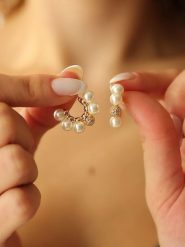 Pierres de Jade Pozłacane kolczyki-półkreole z perłami i cyrkoniami rozmiar: onesize. Białe kolczyki Pierres de Jade, z cyrkonią, pozłacane. Za 43.99 zł.