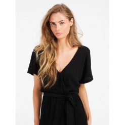 Sukienka damska Protest Nadia. Czarne sukienki Protest, s, bez wzorów, eleganckie, bez kołnierzyka, bez ramiączek, sportowe. Za 316.50 zł.