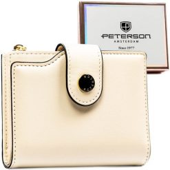 Średni portfel damski ze skóry ekologicznej w beżowym kolorze, mieści dowód rejestracyjny PTN 012-JK6 Peterson. Brązowe portfele Peterson, bez wzorów, ze skóry ekologicznej. Za 79.99 zł.