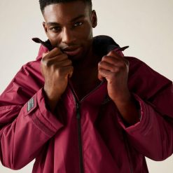 Wodoodporny szlafrok do przewijania dla dorosłych unisex. Czarne szlafroki Regatta, bez wzorów, bez ramiączek, bez kaptura. Za 329.99 zł.