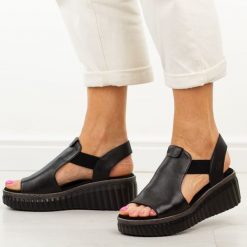 Czarne skórzane sandały damskie T.Sokolski 408. Czarne sandały Sokolski, bez wzorów, z jeansu, casualowe, bez obcasa, na platformie, bez zapięcia. Za 279.00 zł.