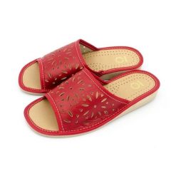 Kapcie damskie R.39 wygodne antypoślizgowe oddychające wsuwane KD-02-RD-39. Czerwone obuwie domowe w ażurowe wzory, z lakierowanej skóry, bez zapięcia. Za 23.37 zł.