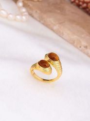 Pierres delicates Pozłacany pierścionek z tygrysim okiem rozmiar: onesize. Brązowe pierścionki Pierres delicates, pozłacane. Za 39.99 zł.