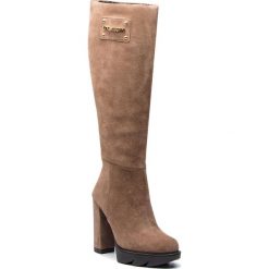 Kozaki LOVE MOSCHINO - JA2603BH06JF0209 Ardesia. Brązowe kozaki Love Moschino, ze skóry, przed kolano, bez obcasa, na obcasie, bez zapięcia. W wyprzedaży za 709.00 zł.