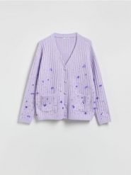 Kardigan z aplikacjami - lawendowy. Fioletowe kardigany Reserved, l, z aplikacjami, z dzianiny. Za 219.99 zł.