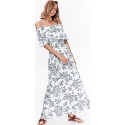 SUKIENKA MAXI Z FALBANĄ W NADRUK W STYLU JESSICA MERCEDES. Białe sukienki TOP SECRET, na co dzień, bez wzorów, eleganckie, bez kołnierzyka, bez ramiączek, maxi, z odkrytymi ramionami. W wyprzedaży za 79.99 zł.