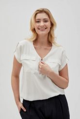 Wiskozowa koszula z dekoltem w serek biała. Białe koszule MOODO, bez wzorów, z wiskozy, bez kołnierzyka, bez ramiączek. W wyprzedaży za 49.99 zł.