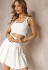 Biała Rozkloszowana Spódnica Mini z Zakładkami Plainnet. Białe spódnice Renee, l, z aplikacjami, mini, rozkloszowane. W wyprzedaży za 69.99 zł.