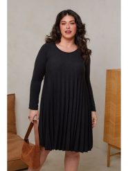 Curvy Lady Sukienka w kolorze czarnym rozmiar: 40/42. Czarne sukienki Curvy Lady, bez wzorów, klasyczne, bez kołnierzyka, bez ramiączek, midi. Za 92.42 zł.