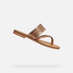 Sandały GEOX D MADDALUSIAC Brązowy. Brązowe sandały Geox, bez wzorów, ze skóry, bez obcasa, bez zapięcia. Za 314.99 zł.