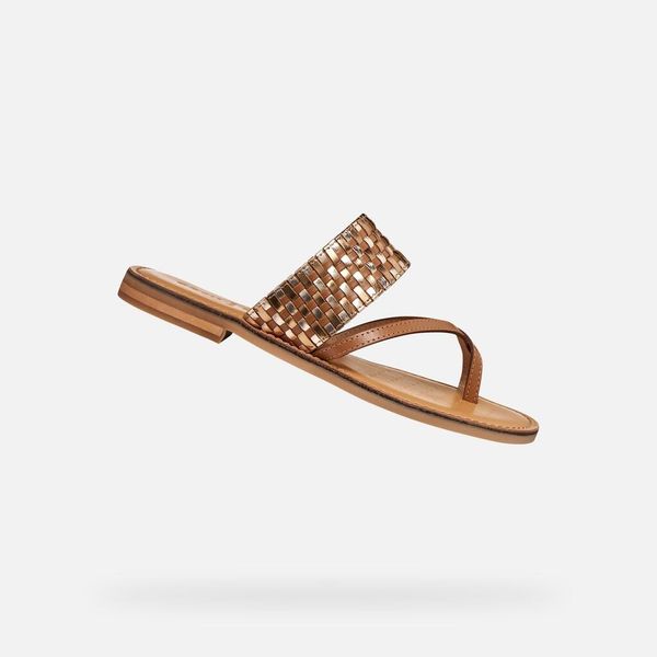 Sandały GEOX D MADDALUSIAC Brązowy. Brązowe sandały Geox, bez wzorów, ze skóry, bez obcasa, bez zapięcia. Za 330.99 zł.