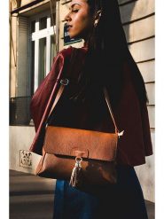 Victor & Hugo Paris Skórzana torebka "Indila" w kolorze jasnobrązowym - 28,5 x 21 x 9 cm rozmiar: onesize. Brązowe torby na ramię Victor & Hugo Paris, z aplikacjami, z materiału, na ramię, bez dodatków. Za 304.99 zł.