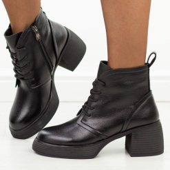 Czarne skórzane botki damskie DiA 3368. Czarne botki DiA, na jesień, bez wzorów, z dzianiny, z okrągłym noskiem, bez obcasa, na obcasie, bez zapięcia. Za 399.00 zł.