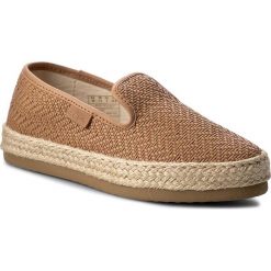 Espadryle GANT - Krista 14571623 Cognac G45. Brązowe espadryle GANT, bez wzorów, z materiału, bez obcasa, na płaskiej podeszwie, bez zapięcia. W wyprzedaży za 239.00 zł.