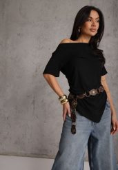 Czarna Asymetryczna Bluzka z Wiskozy z Krótkim Rękawem Zdobiona Marszczeniem Undishi. Czarne bluzki Renee, m, z aplikacjami, z dzianiny, casualowe, z asymetrycznym kołnierzem, bez ramiączek. Za 79.99 zł.