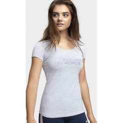 T-shirt damski TSD011 - ciepły jasny szary melanż. Szare t-shirty 4f, bez wzorów, bez kołnierzyka, bez ramiączek. W wyprzedaży za 44.99 zł.