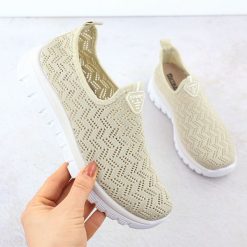 Półbuty sportowe damskie ażurowe slip on beżowe Artiker 56C1016. Brązowe obuwie sportowe Artiker, z tkaniny, bez zapięcia. Za 67.50 zł.