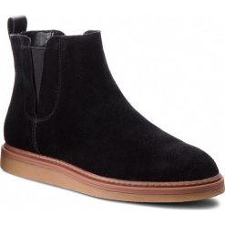 Sztyblety CLARKS - Dove Madeline 261372224 Black Suede. Czarne botki Clarks, bez wzorów, z materiału, bez obcasa, bez zapięcia. W wyprzedaży za 229.00 zł.