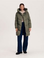 Pikowany płaszcz - jasny zielony. Zielone płaszcze Reserved, bez wzorów, z tkaniny, bez kaptura. W wyprzedaży za 69.99 zł.