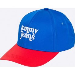 Tommy Jeans - Czapka. Czapki Tommy Jeans, bez wzorów, z bawełny. W wyprzedaży za 69.90 zł.