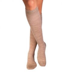 Długie skarpetki 3/4 z cienkiej wełny w kolorze beżowym. Brązowe skarpety OEM, bez wzorów, z wełny. W wyprzedaży za 57.39 zł.