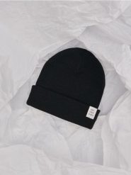 Czapka beanie - czarny. Czarne czapki Sinsay, z aplikacjami, z dzianiny. Za 9.99 zł.