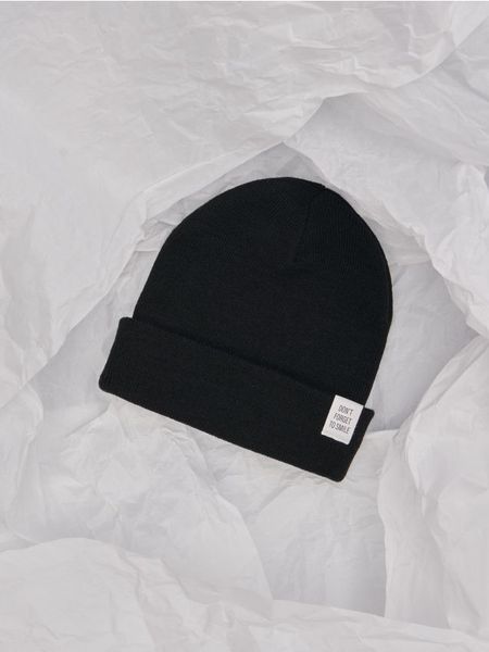 Czapka beanie - czarny. Czarne czapki Sinsay, z aplikacjami, z dzianiny. Za 9.99 zł.