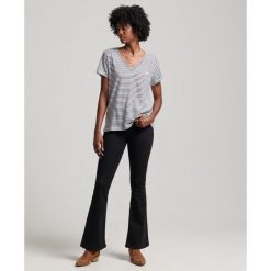 Damska koszulka z haftem i płomieniem v-neck Superdry. Niebieskie koszulki sportowe Superdry, bez wzorów, bez ramiączek. Za 124.70 zł.