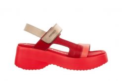 Sandały Wonders D-9725 Coral 138030, Różowy, Skóra naturalna - 40. Czerwone sandały Wonders, bez wzorów, z materiału, bez obcasa, na obcasie, bez zapięcia. W wyprzedaży za 332.10 zł.