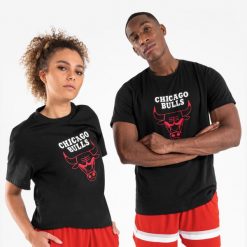 Koszulka do gry w koszykówkę unisex Tarmak NBA Chicago Bulls TS 900. Czarne bluzki TARMAK, xl, bez wzorów, z bawełny, sportowe, bez kołnierzyka, bez ramiączek. Za 79.99 zł.