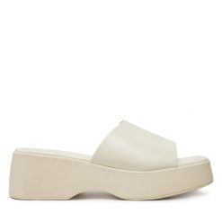 Klapki DeeZee. Białe klapki DeeZee, bez wzorów, bez obcasa. Za 119.99 zł.