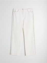 Jeansy wide leg low waist z ozdobnymi ćwiekami - kremowy. Białe jeansy Sinsay, bez wzorów. Za 69.99 zł.