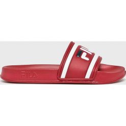 Fila - Klapki Morro Bay Slipper wmn. Czerwone klapki Fila, bez wzorów, z gumy, bez obcasa. W wyprzedaży za 59.90 zł.