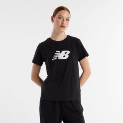 Koszulka damska New Balance WT43582BK – czarna. Czarne koszulki sportowe New Balance, bez wzorów, z materiału, bez ramiączek. Za 119.99 zł.