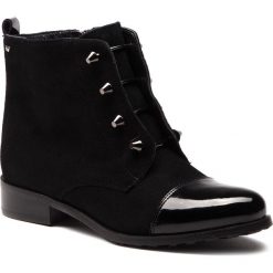 Botki WOJAS - 8624-71 Czarny. Czarne botki Wojas, z aplikacjami, z lakierowanej skóry, bez obcasa, na obcasie, bez zapięcia. W wyprzedaży za 379.00 zł.