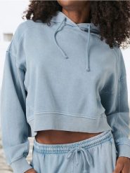 Krótka bluza z efektem sprania - błękitny. Niebieskie bluzy Sinsay, l, bez wzorów, bez kaptura. Za 49.99 zł.