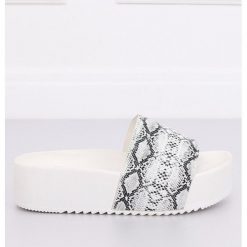 Klapki na wysokiej podeszwie białe N-32 White Snake. Białe klapki ButyModne, bez wzorów, z materiału, bez obcasa. W wyprzedaży za 69.00 zł.