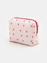 Pikowana kosmetyczka w wiśniowy wzór - wielobarwny. Czerwone kufry i kosmetyczki Sinsay, bez wzorów, pikowane, bez dodatków. Za 15.99 zł.