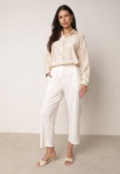 Białe Spodnie z Eleganckimi Zakładkami i Nogawkami o Długości 3/4 Dorasea. Białe spodnie materiałowe Born2be, do pracy, l, bez wzorów, z jeansu, plus size. Za 69.99 zł.