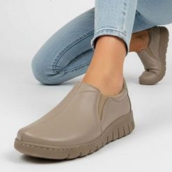 Półbuty damskie Wasak, płaskie skórzane na szeroką stopę z gumką w podbiciu, latte, 415N. Brązowe sukienki Wasak, na co dzień, na jesień, l, bez wzorów, ze skóry, eleganckie, bez kołnierzyka, bez ramiączek, dopasowane. Za 263.99 zł.