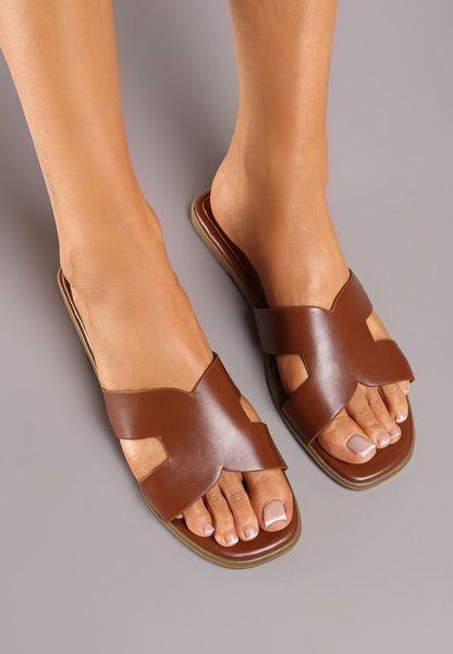 Brązowe Klapki na Płaskiej Podeszwie Ozdobione Metalicznymi Paskami i Kwadratowym Noskiem Sonivia. Brązowe klapki Renee, bez wzorów, bez obcasa, na płaskiej podeszwie. Za 49.99 zł.