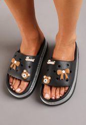 Czarne Klapki na Platformie z Ozdobnymi Aplikacjami na Szerokim Pasku Daissy. Czarne klapki Born2be, z aplikacjami, bez obcasa, na platformie. Za 39.99 zł.