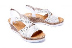 RIEKER 61916-80 white, sandały damskie. Białe sandały Rieker, bez wzorów, bez obcasa, na koturnie, bez zapięcia. Za 289.90 zł.