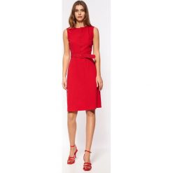 Sukienka z paskiem i guzikami - Czerwona. Czerwone sukienki Nife, xxl, bez wzorów, z elastanu, bez kołnierzyka, bez ramiączek, midi. Za 299.90 zł.