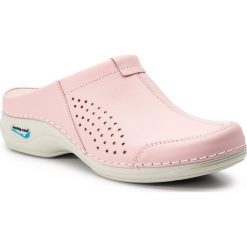 Klapki NURSING CARE - Veneza WG3A22 Light Pink. Czerwone klapki Nursing Care, bez wzorów, ze skóry ekologicznej, bez obcasa, na obcasie. W wyprzedaży za 229.00 zł.
